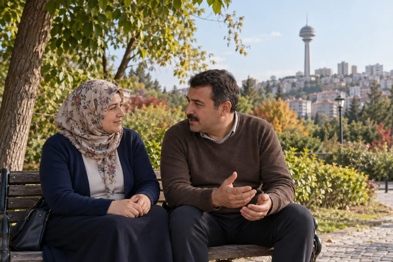 Ankara’da Atakule’nin uzakta göründüğü Botanik Park çevresinde yetişkin bir çift, günlük kıyafetleriyle randevu planını konuşuyor.